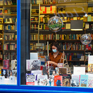 Science-fiction, romans policiers ou réalistes, enquêtes et reportages de non-fiction, la littérature se réinvente dans une pluralité des genres, comme on le voit dans cette vitrine de la librairie Mollat à Bordeaux.