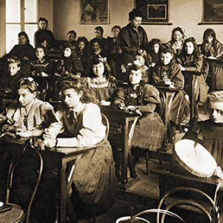 Leçon de botanique dans une classe de filles du lycée Victor Hugo à Paris, en 1900. La loi Sée de 1880, bien qu'ouvrant l'accès à l'enseignement secondaire aux filles, leur interdit les cours de philosophie.