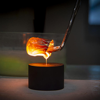  Est-ce l’atelier de Vulcain ? Presque. Ici, un verre en fusion coule dans un moule en graphite dans un laboratoire. Contrairement à une idée reçue, le verre ne résiste pas toujours à l’épreuve du temps