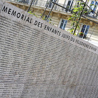 Mémorial situé à l'emplacement de l'entrée de l'ancien Vélodrome d'Hiver. Il est dédié aux 4 115 enfants juifs raflés, déportés et exterminés à Auschwitz-Birkenau.