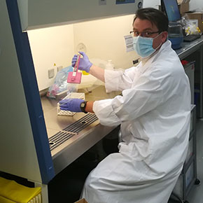Pierre-Yves Canto réalisant les tests PCR à l’hôpital de Marne-la-Vallée